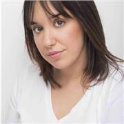 Profesora de teatro, con experiencia tanto con adultos como para los más pequeños.